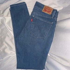 NWOT Levi’s 701 Super Skinny Jeans